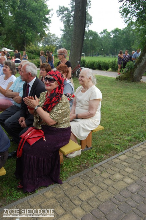 Jadą wozy kolorowe Wodyniami…
