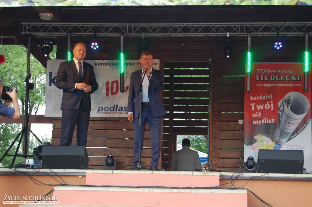 Jadą wozy kolorowe Wodyniami…