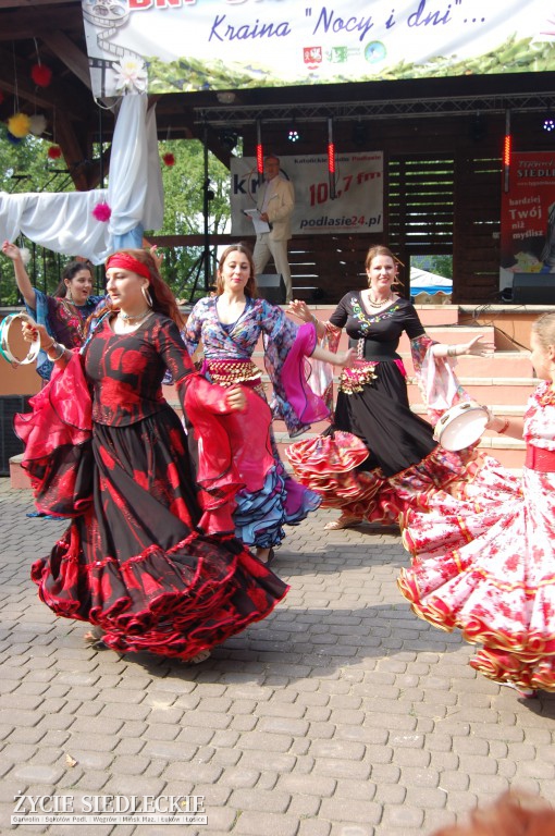 Jadą wozy kolorowe Wodyniami…