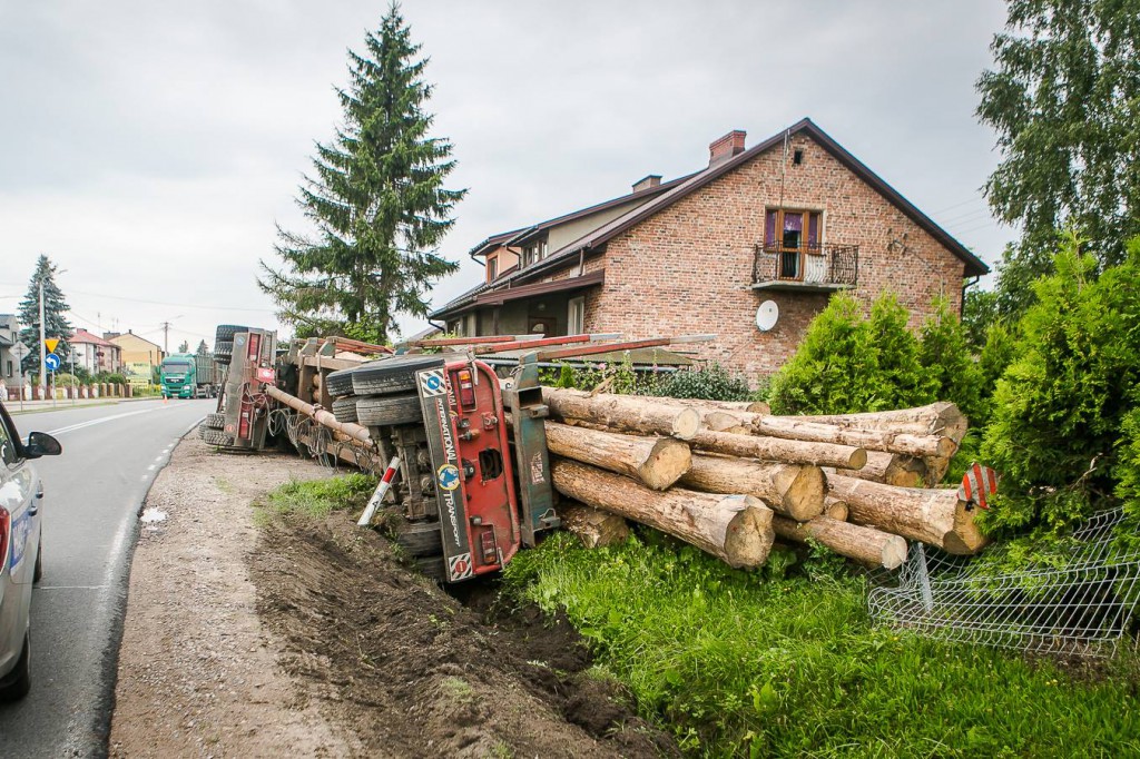 Wypadek ciężarówki z drewnem w Grochowie