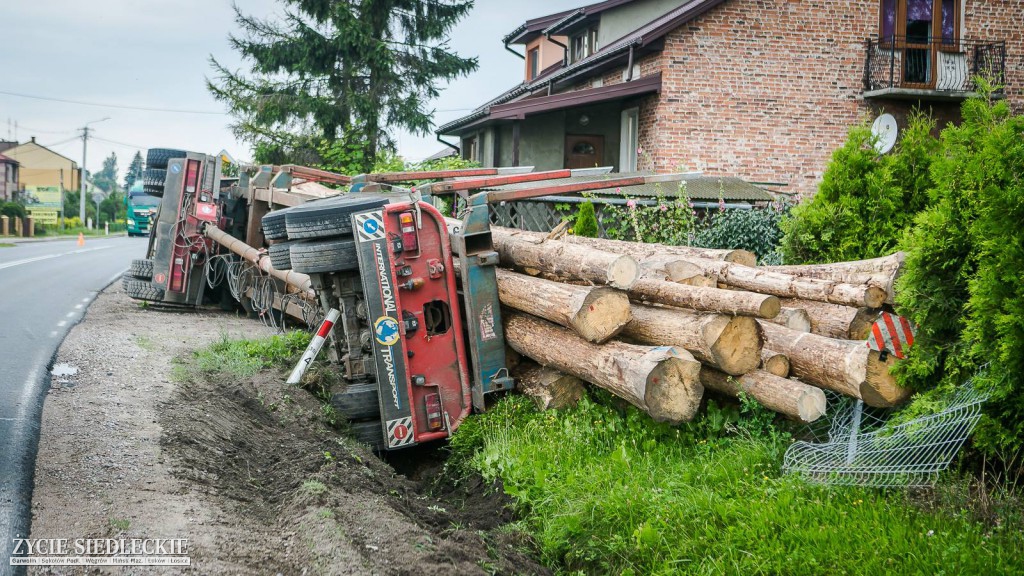 Wypadek ciężarówki z drewnem w Grochowie