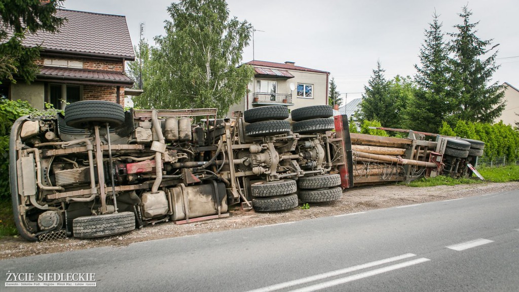 Wypadek ciężarówki z drewnem w Grochowie