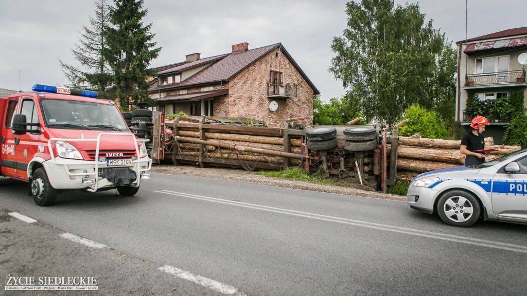 Wypadek ciężarówki z drewnem w Grochowie