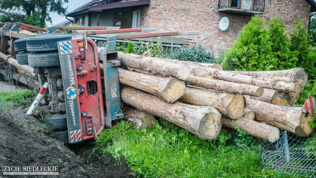 Wypadek ciężarówki z drewnem w Grochowie