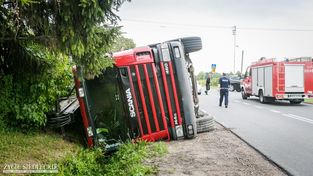 Wypadek ciężarówki z drewnem w Grochowie