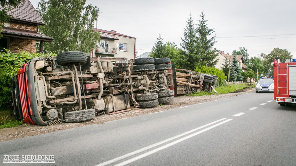 Wypadek ciężarówki z drewnem w Grochowie