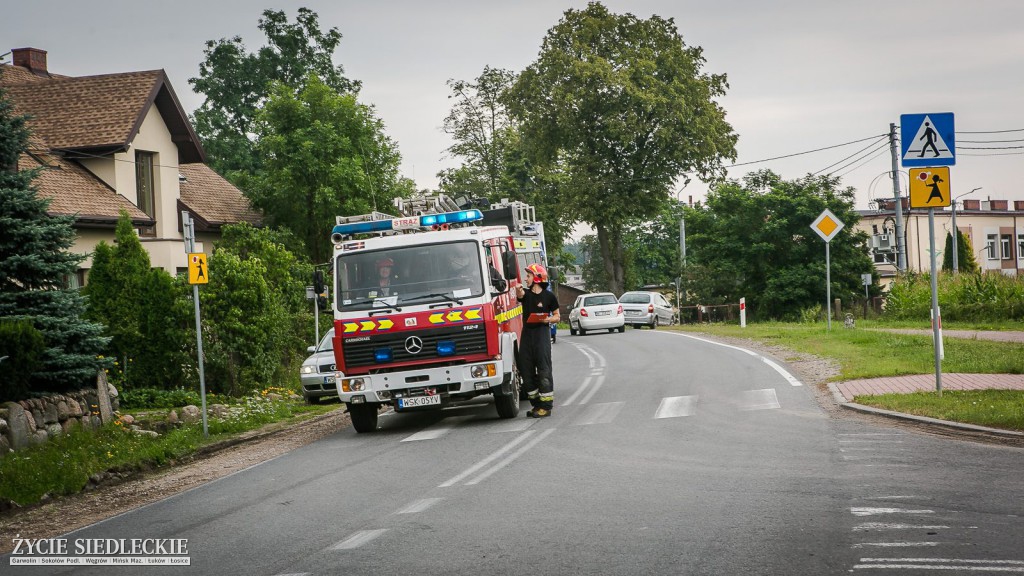 Wypadek ciężarówki z drewnem w Grochowie