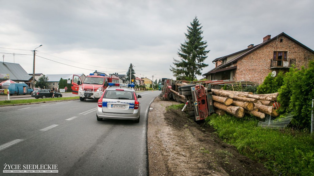 Wypadek ciężarówki z drewnem w Grochowie