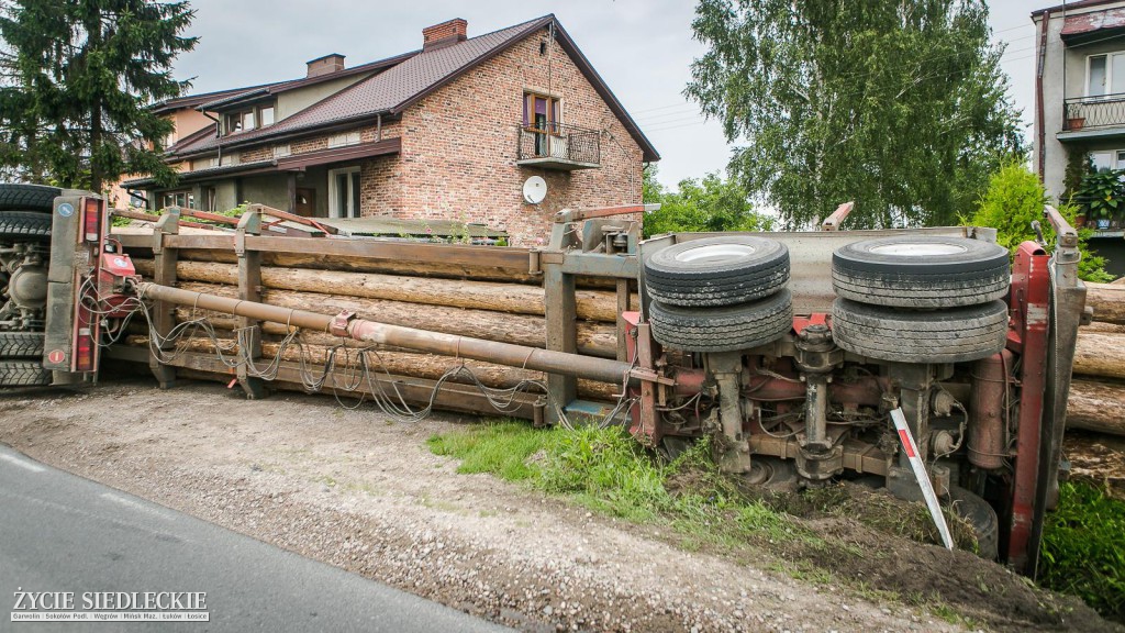 Wypadek ciężarówki z drewnem w Grochowie