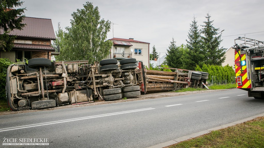Wypadek ciężarówki z drewnem w Grochowie