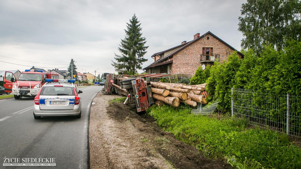 Wypadek ciężarówki z drewnem w Grochowie