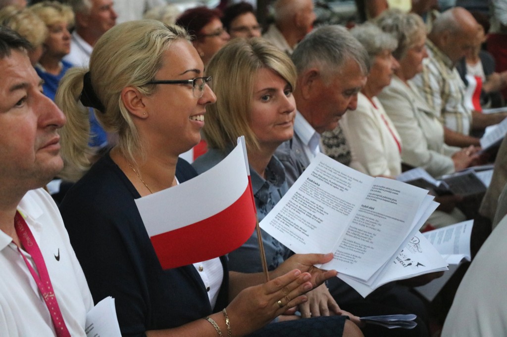 Wspólne śpiewanie pieśni patriotycznych