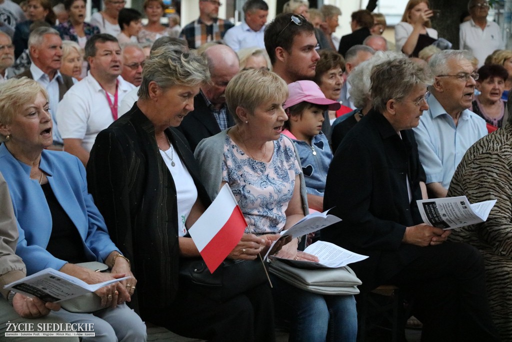 Wspólne śpiewanie pieśni patriotycznych