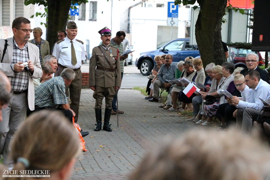 Wspólne śpiewanie pieśni patriotycznych