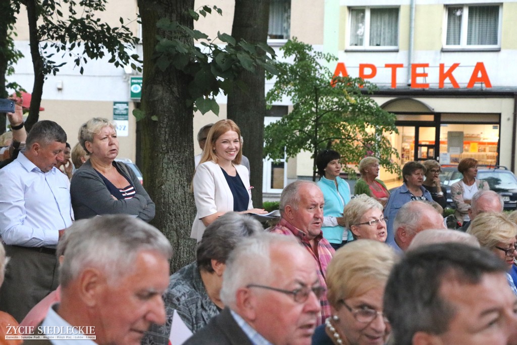 Wspólne śpiewanie pieśni patriotycznych