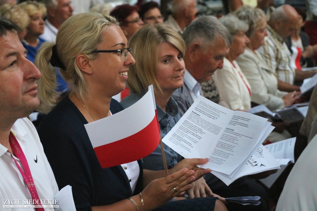 Wspólne śpiewanie pieśni patriotycznych
