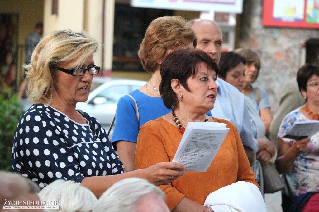 Wspólne śpiewanie pieśni patriotycznych