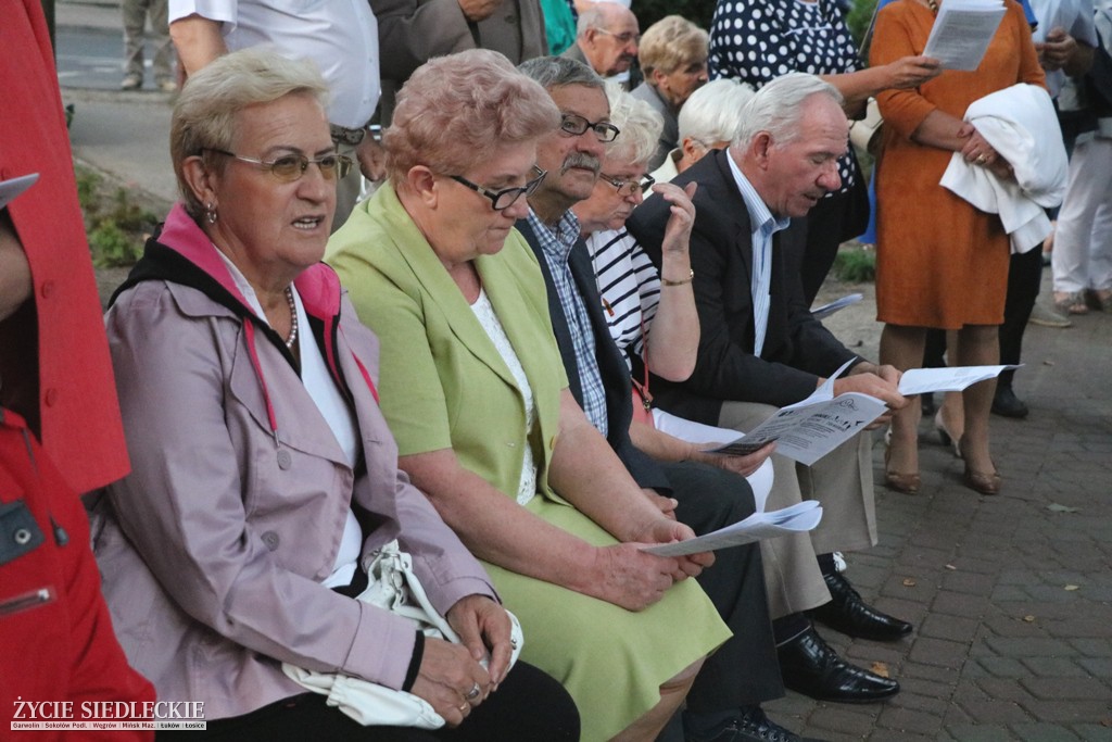 Wspólne śpiewanie pieśni patriotycznych