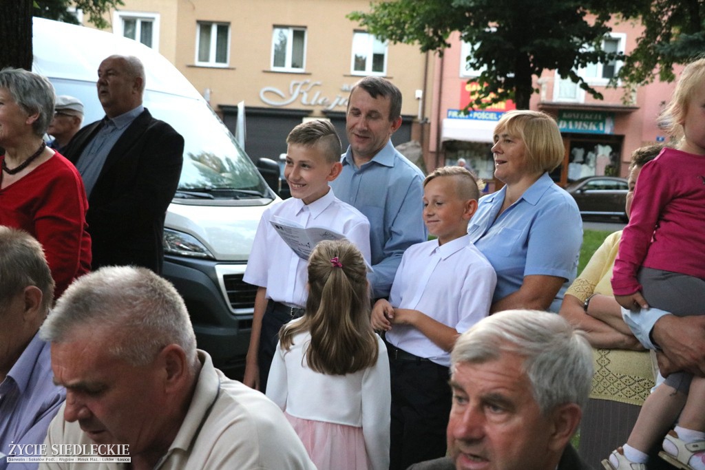 Wspólne śpiewanie pieśni patriotycznych