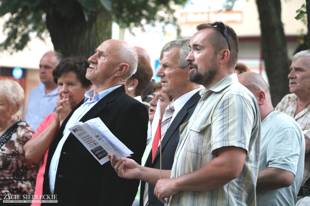 Wspólne śpiewanie pieśni patriotycznych