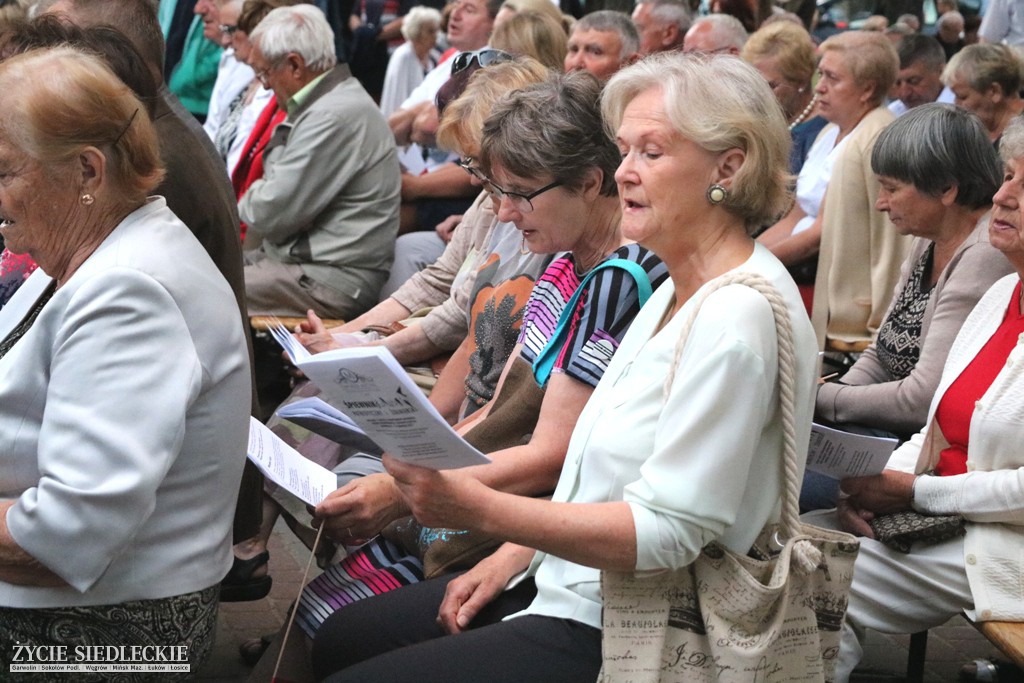 Wspólne śpiewanie pieśni patriotycznych