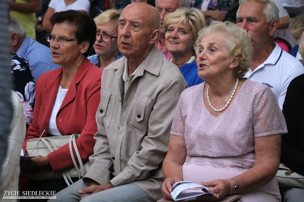 Wspólne śpiewanie pieśni patriotycznych