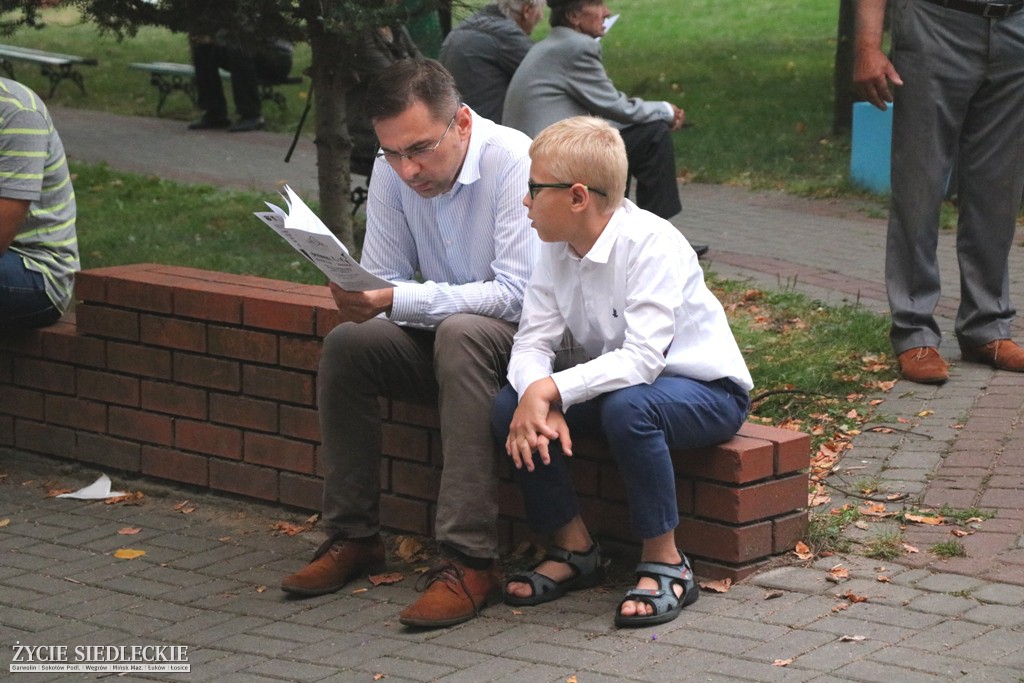 Wspólne śpiewanie pieśni patriotycznych