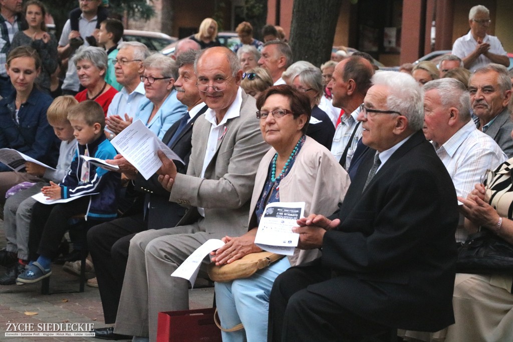 Wspólne śpiewanie pieśni patriotycznych