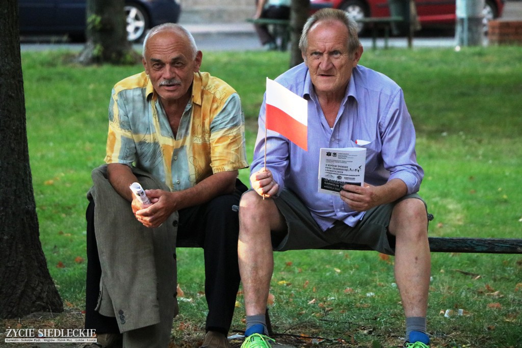 Wspólne śpiewanie pieśni patriotycznych