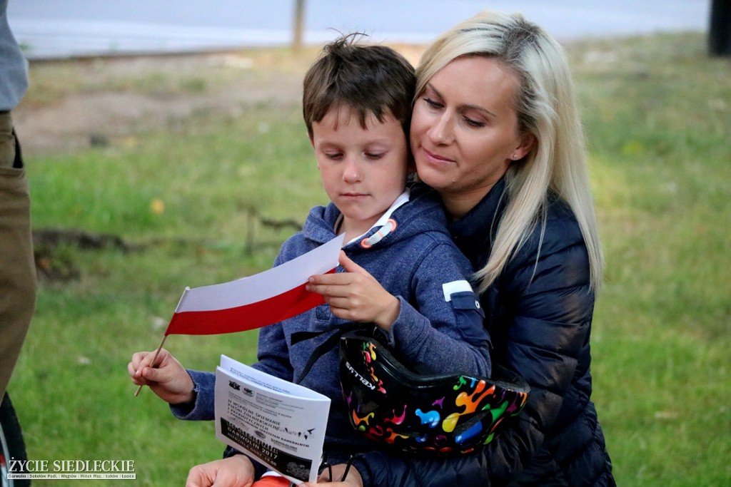 Wspólne śpiewanie pieśni patriotycznych
