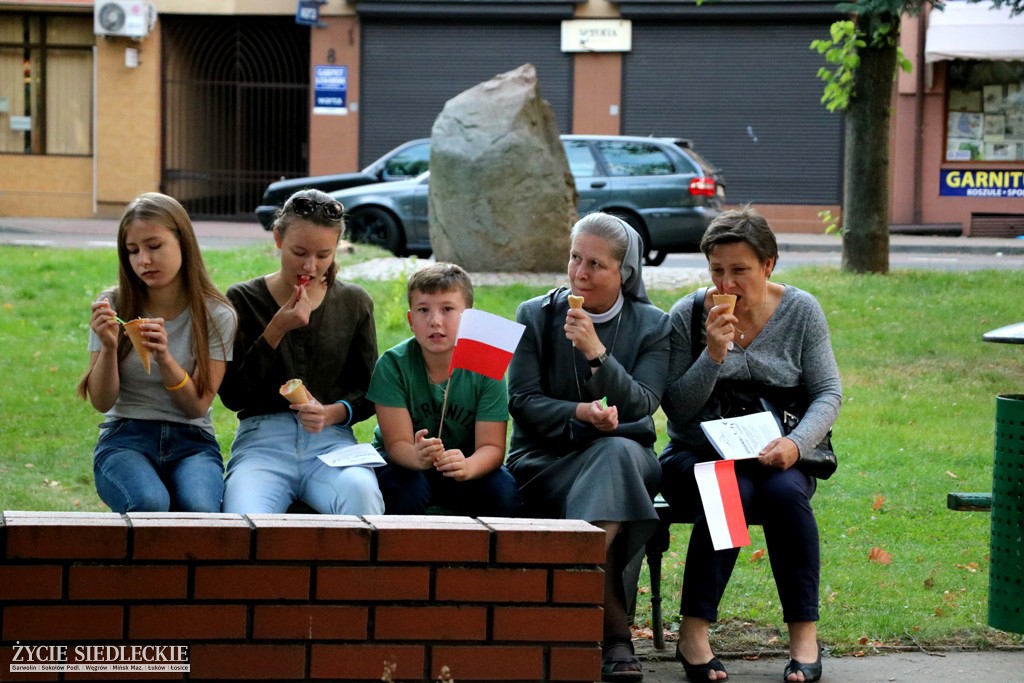 Wspólne śpiewanie pieśni patriotycznych