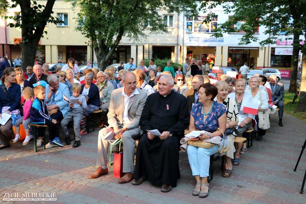 Wspólne śpiewanie pieśni patriotycznych