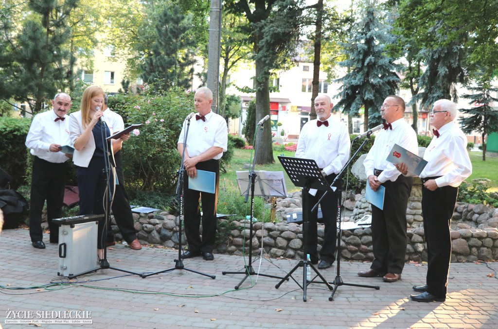 Wspólne śpiewanie pieśni patriotycznych