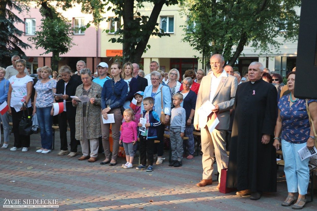 Wspólne śpiewanie pieśni patriotycznych