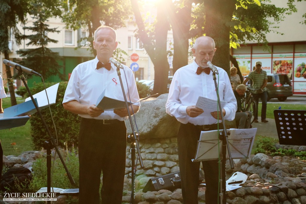 Wspólne śpiewanie pieśni patriotycznych