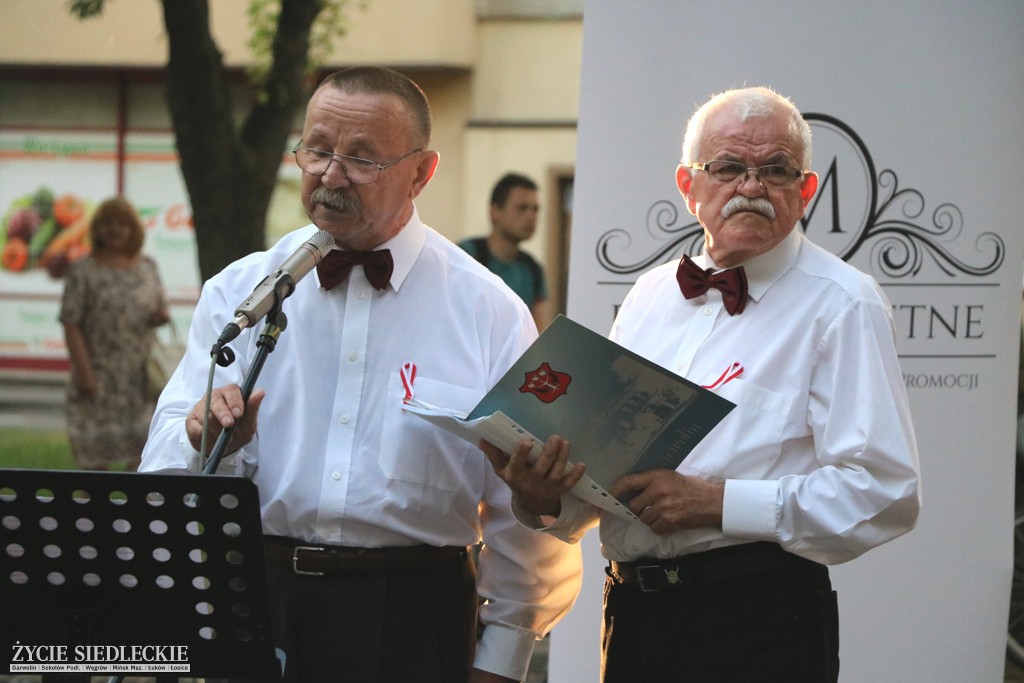 Wspólne śpiewanie pieśni patriotycznych