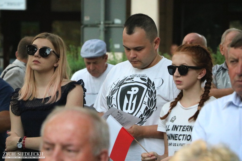 Wspólne śpiewanie pieśni patriotycznych