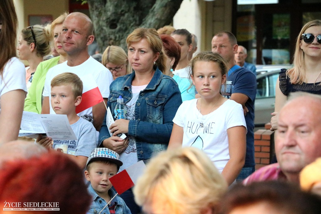 Wspólne śpiewanie pieśni patriotycznych