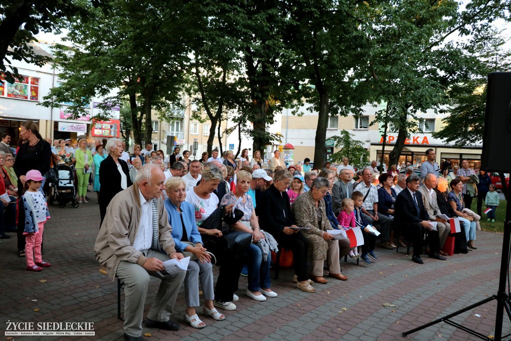 Wspólne śpiewanie pieśni patriotycznych