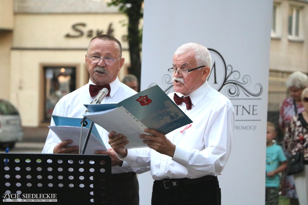 Wspólne śpiewanie pieśni patriotycznych