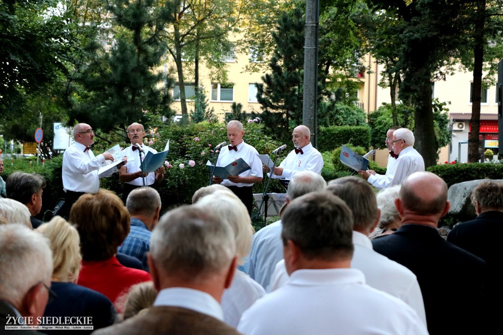 Wspólne śpiewanie pieśni patriotycznych