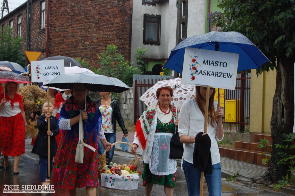 Święto plonów w strugach deszczu