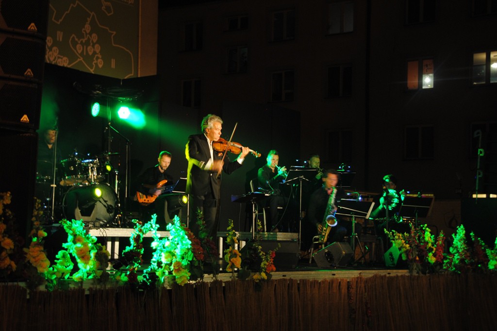 Covery Beatlesów przy fontannie