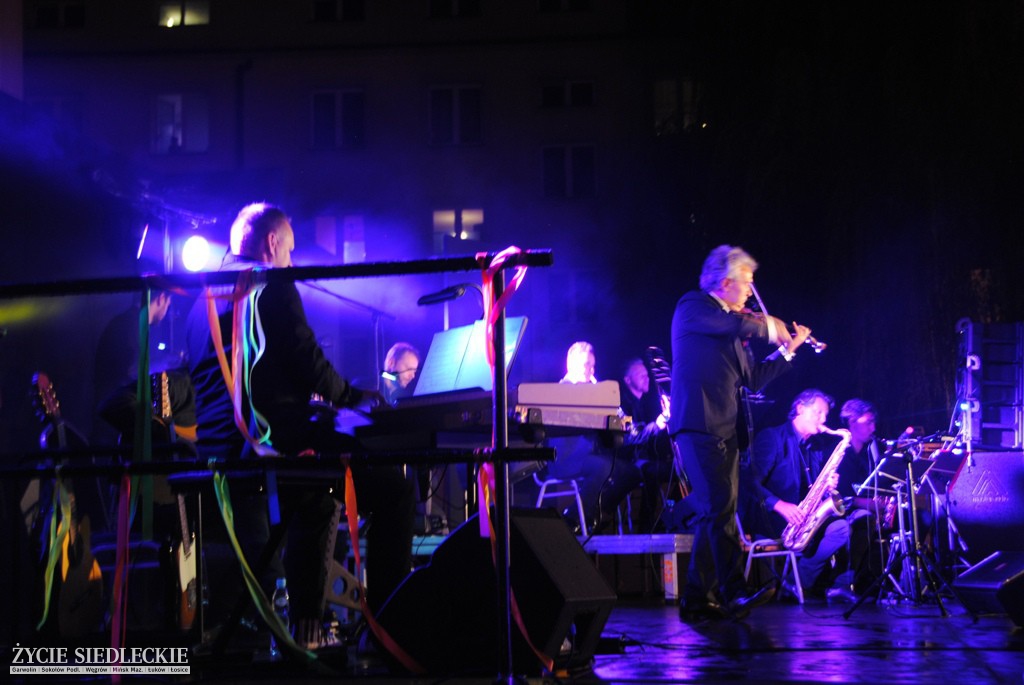 Covery Beatlesów przy fontannie
