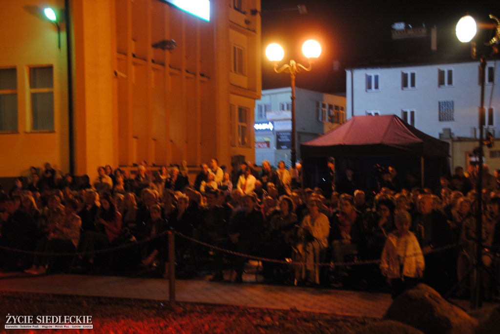Covery Beatlesów przy fontannie