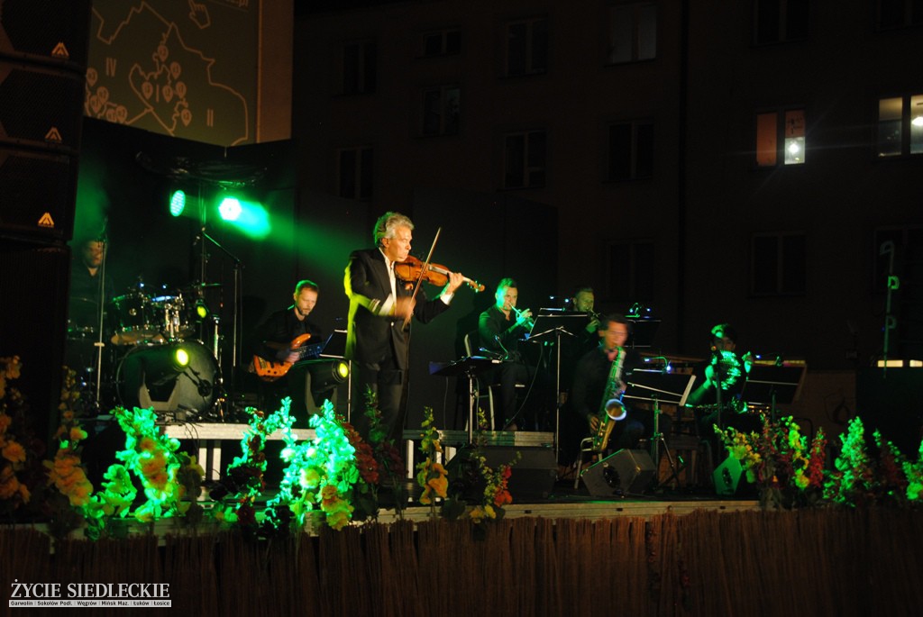 Covery Beatlesów przy fontannie