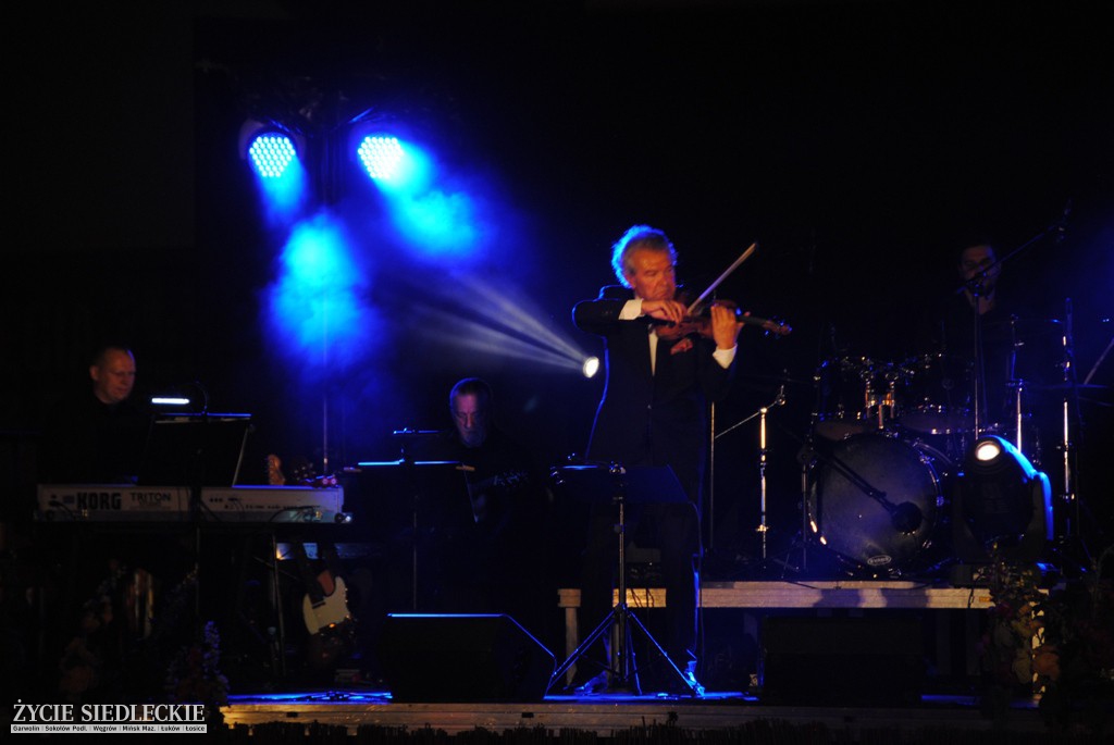 Covery Beatlesów przy fontannie