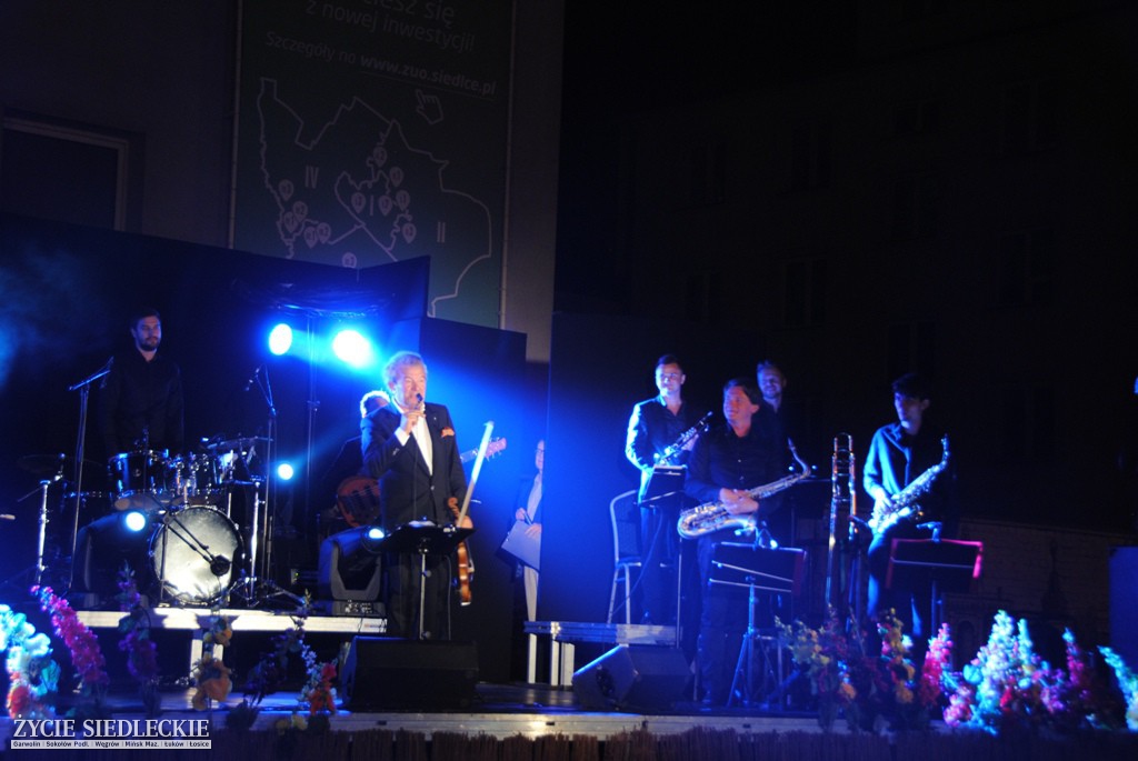 Covery Beatlesów przy fontannie