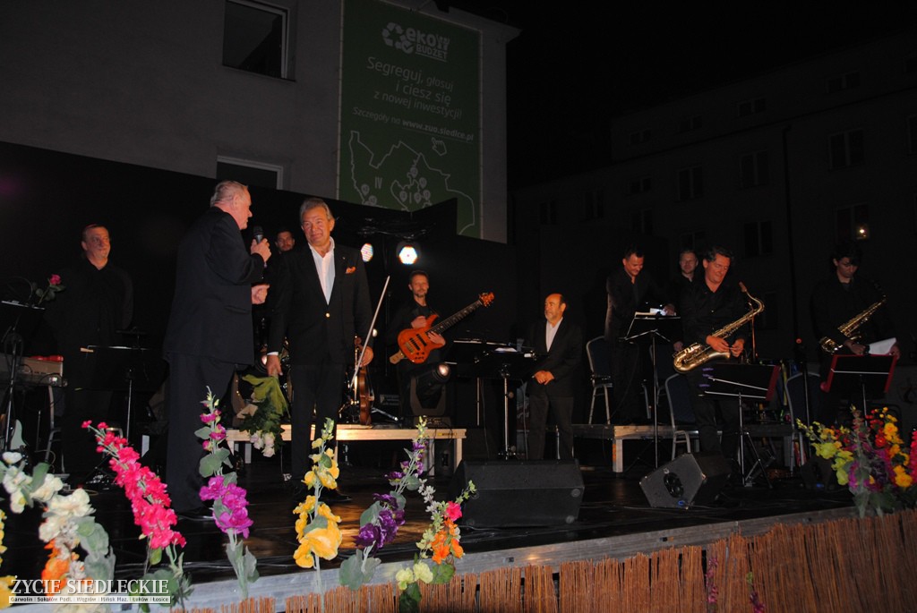Covery Beatlesów przy fontannie