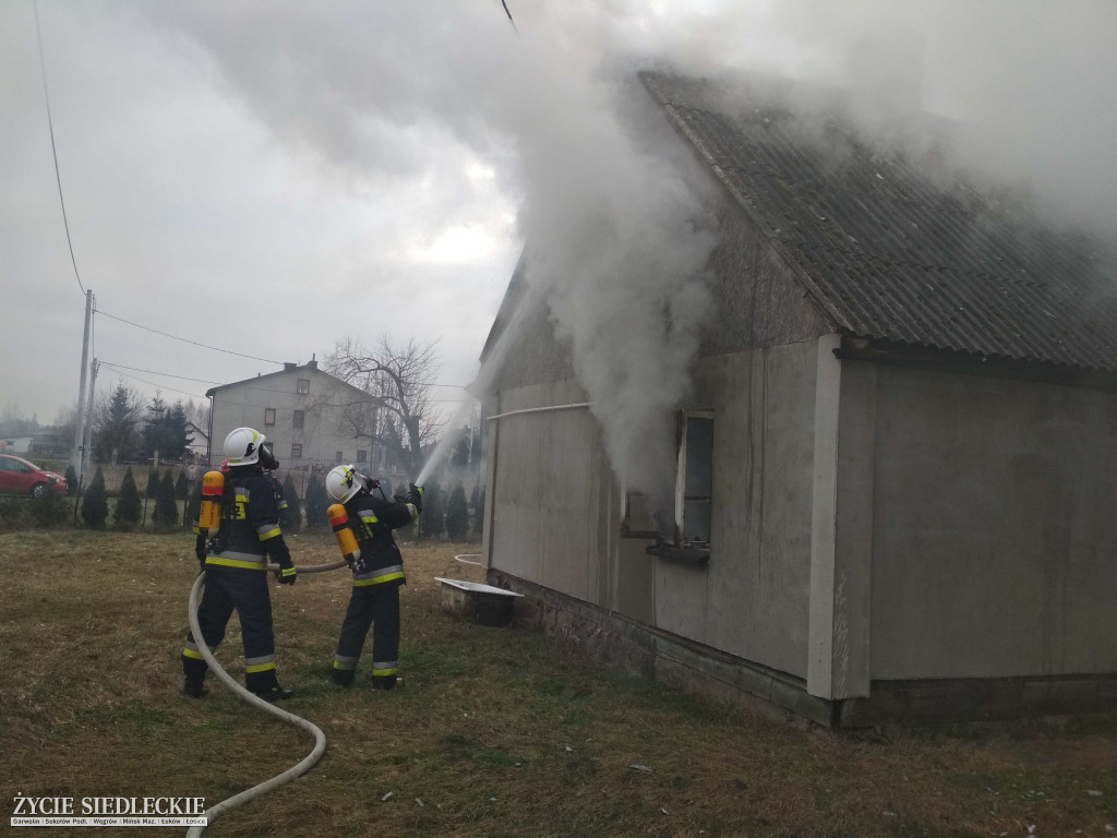 Zapalił się drewniany dom